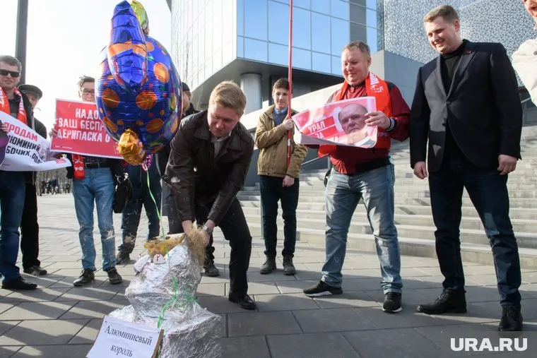 Коммунистов развеселило уничтожение бюста