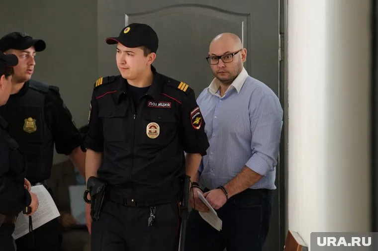 За почти год нахождения в СИЗО Виталий Сиволап похудел, но так и не решился сменить привычные рубашки на спортивный костюм, в котором куда удобнее в изоляторе