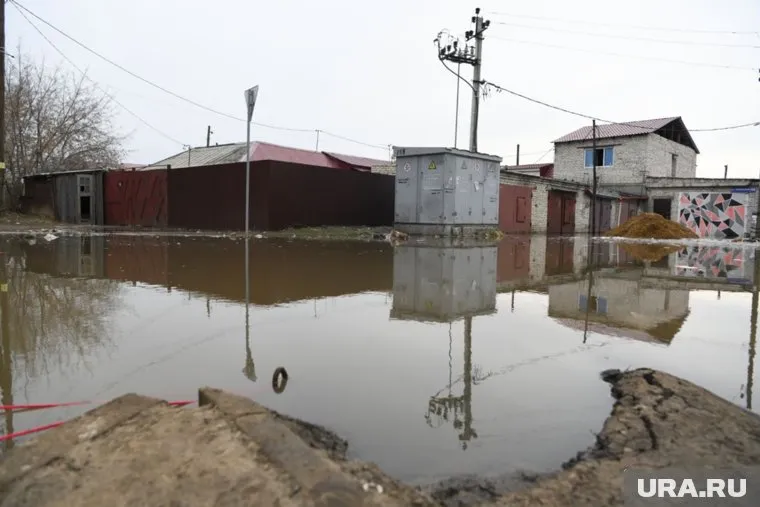 В Кургане подтопило гаражи жителей с ценными вещами в Западном районе