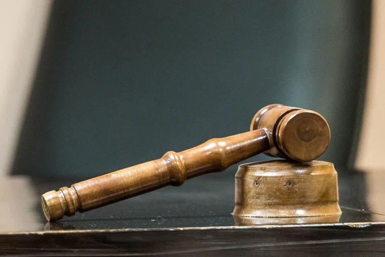 Мужчину обвинили по частям 2, 3, 6 статьи 290 УК РФ и части 2 статьи 292 УК РФ