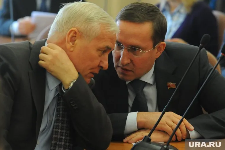 Виталий Рыльских (слева) и Сергей Овчинников (справа) больше не будут прикрывать Сергея Шумакова