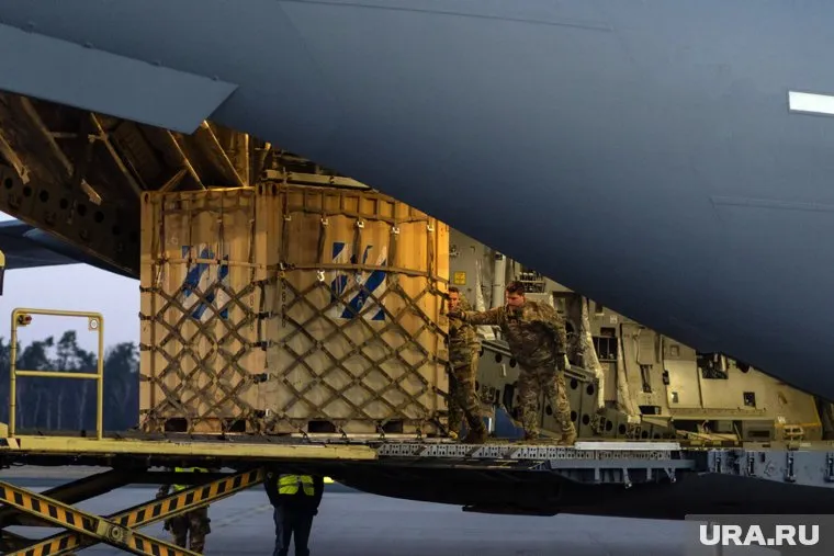 Украина намерена втянуть Японию и Канаду в конфликт с РФ с целью получения поддержки, передает FT