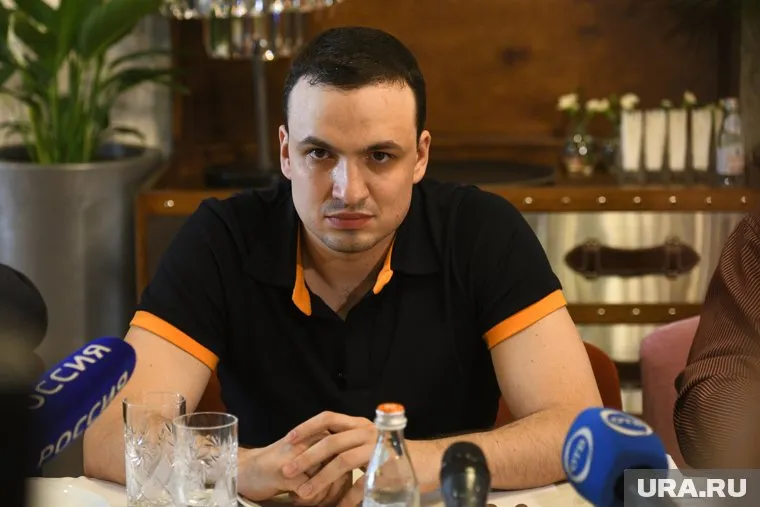 Дмитрий Ионин решил подарить автомат юнармейцам