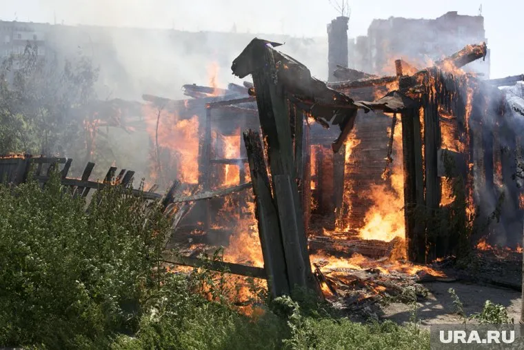 Огонь от горящей одноэтажки перекинулся на соседний кирпичный дом