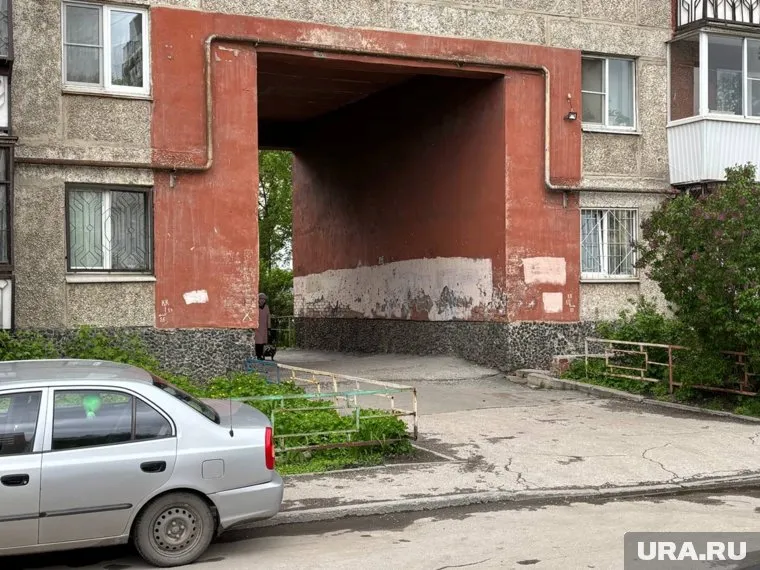 На этом месте стоял автомобиль, который спас ребенка