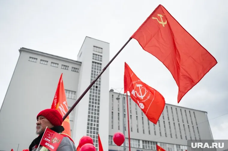 С новым лидером коммунисты пока не определились, но и от нынешнего уже устали