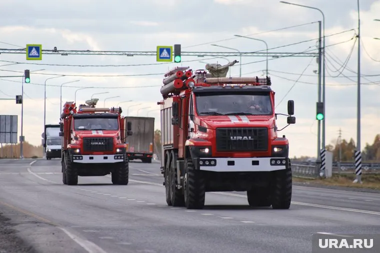 На место выехали пять пожарных машин
