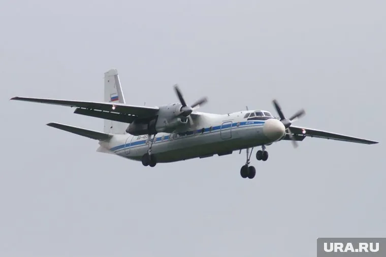 Ан-24 совершил вынужденную посадку из-за срабатывания датчика