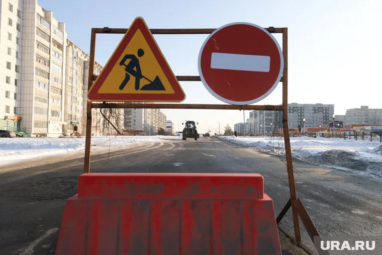 Яму на въезде жители закатали холодным асфальтом