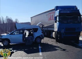 Четыре человека погибли при столкновении с фурой в Амурской области