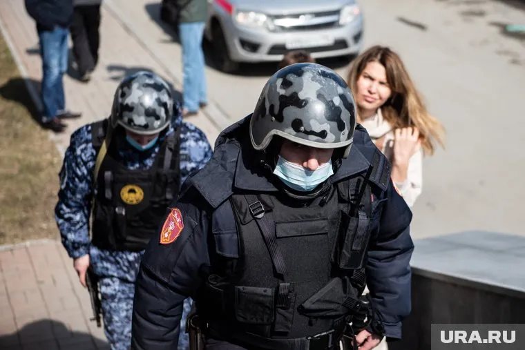 Силовики приехали к банку после того, как учреждение осадили вкладчики