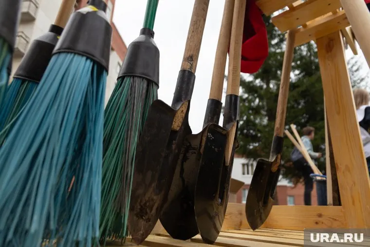 Магазины завозят лопаты, ведра, насосы и тепловые пушки