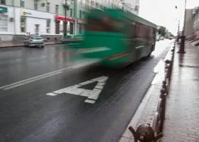 Пожилой пассажир выпал из автобуса в Тюмени