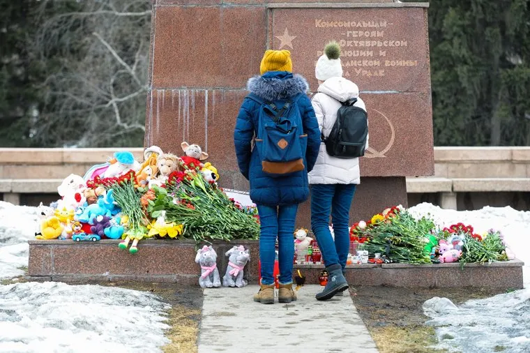 Акция памяти погибших на пожаре в Кемерово в ТЦ "Зимняя вишня" возле памятника Орленку на Алом поле. Челябинск, траур, цветы, кемерово, игрушки, скорбь, свечи