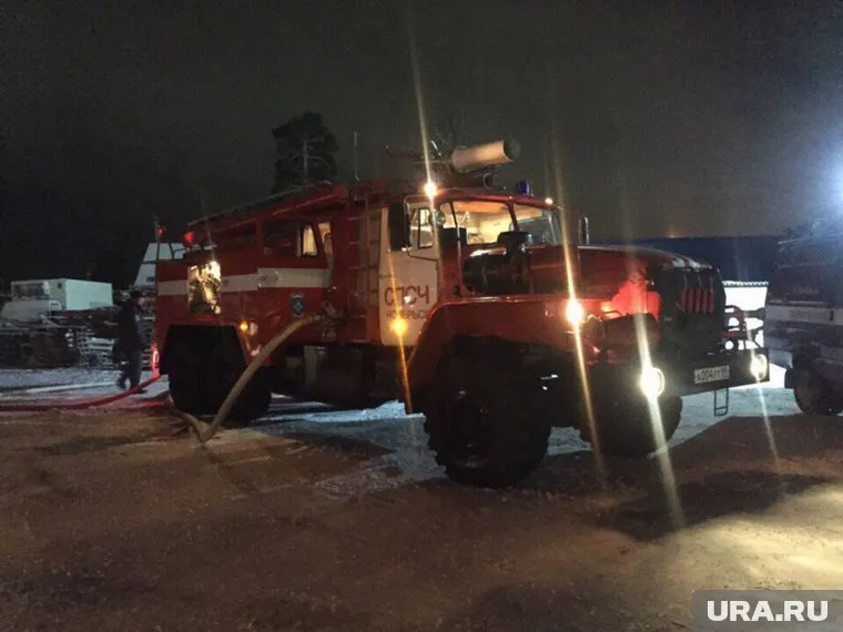 Тушение склада продолжалось до позднего вечера