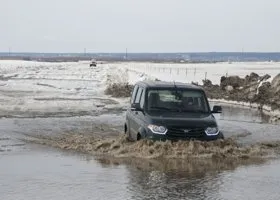 Ямальский депутат проплыл на машине по зимнику