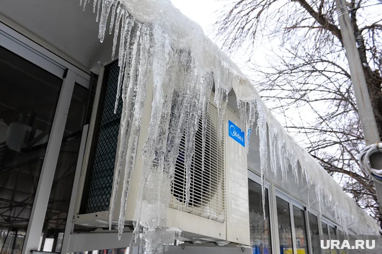 В Челябинске из-за пара заросли сосульками балконы многоквартирного дома (архивное фото)