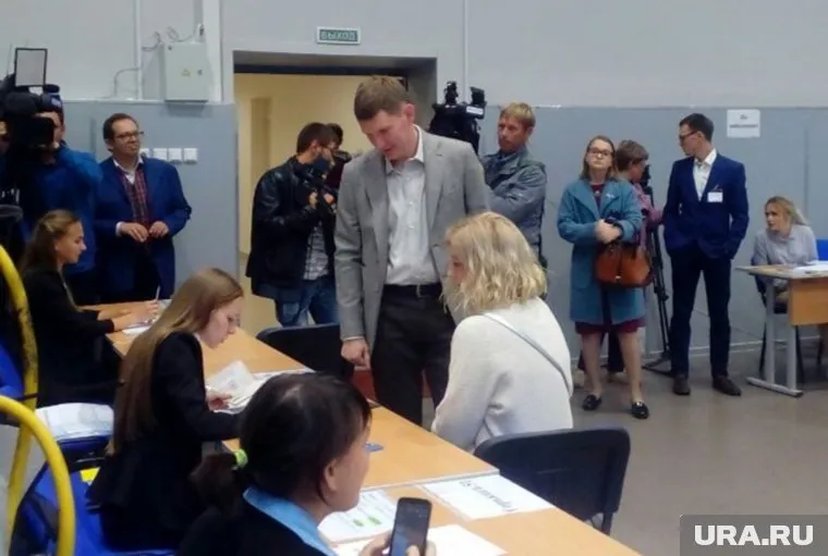 Решетников пришел на участок вместе со своей супругой Анной