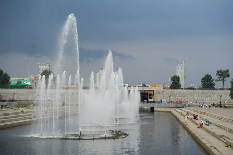 Точки продажи воды в центре Екатеринбурга, фонтан, исторический сквер, плотинка