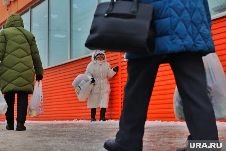 Курганцы спасаются от гололеда специальными насадками на обувь