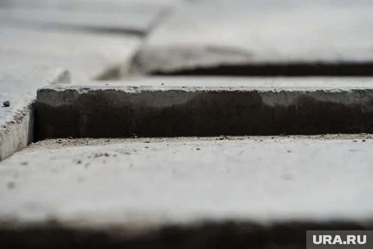 Дождь повредил покрытие дорожки