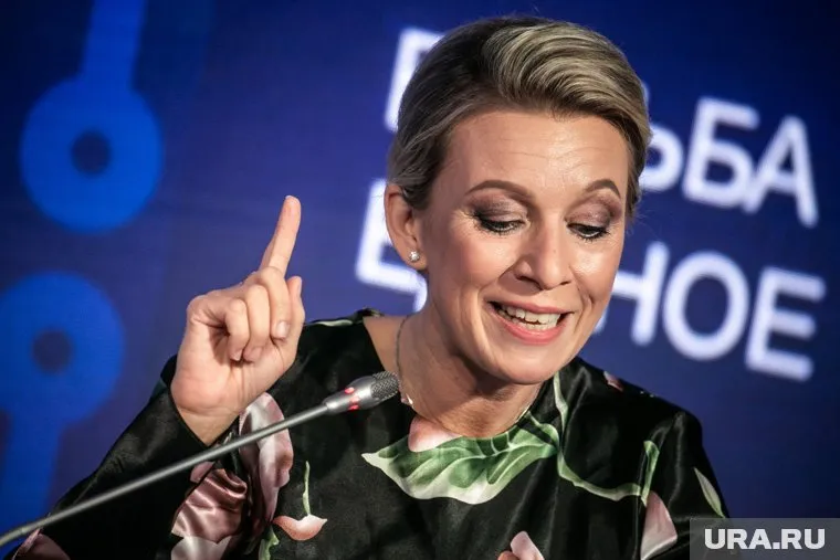 Западные СМИ обслуживают только одну сторону баррикад, отметила Мария Захарова