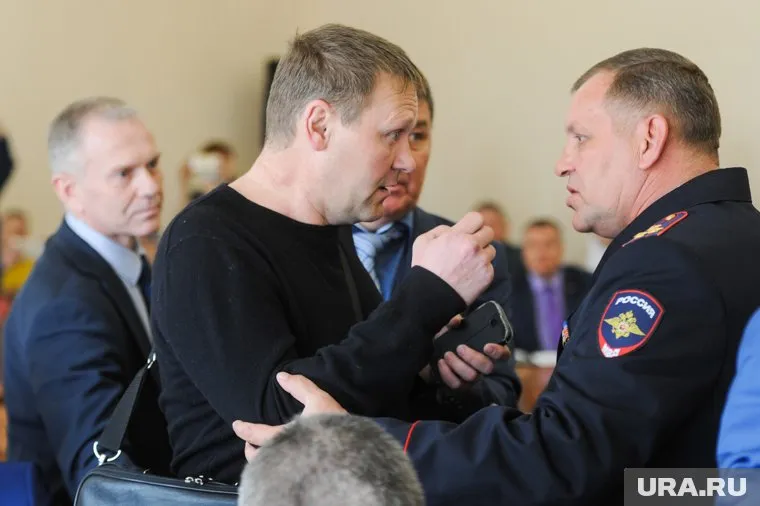 Станислав Клопов (справа) уходит на пенсию