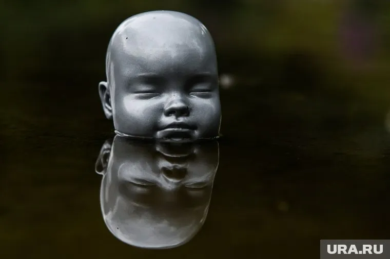 Двухметрового младенца не могут установить уже третий месяц