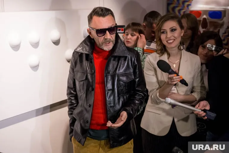 Шнуров не знал наизусть слова песни и подглядывал в листок