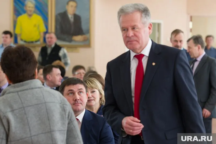 Михаила Астахова подозревают в получении крупной взятки