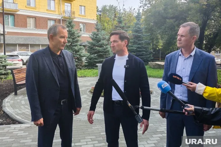 Глава Советского района Владислав Макаров, мэр Челябинска Алексей Лошкин и депутат Сергей Бормотов осмотрели результаты благоустройства