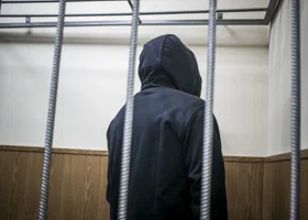 В Тюмени вор стащил почти миллион рублей и раздал деньги знакомым