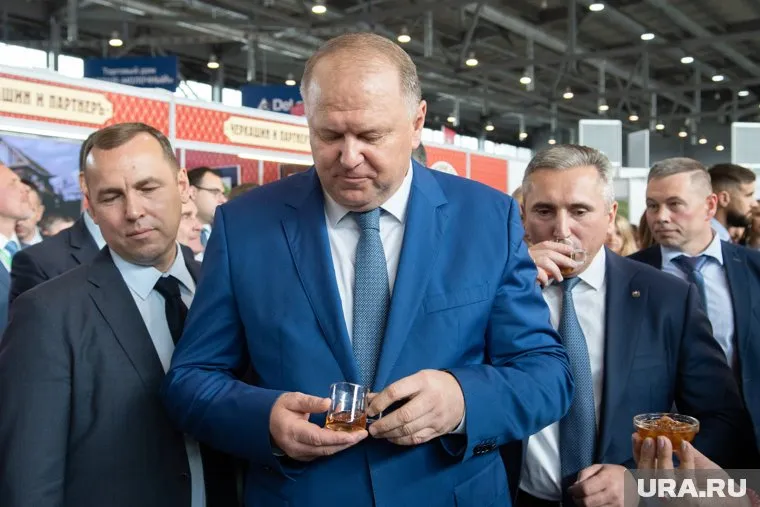 Вадим Шумков (слева) и Александр Моор (справа) подписали соглашение о сотрудничестве