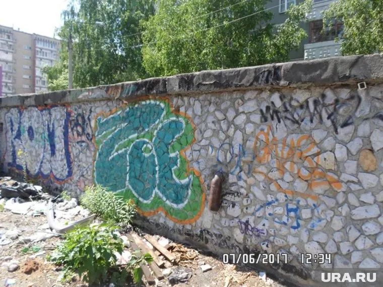 За уборку незаконных граффити платят горожане,отмечают авторы обращения к президенту