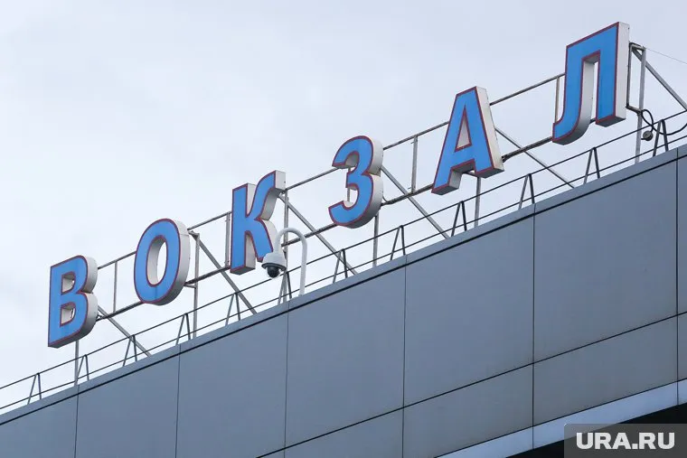 Тюменцы недовольны, что рядом со зданием очень маленькая парковка, а в самом вокзале почти нет мест для зарядки смартфонов