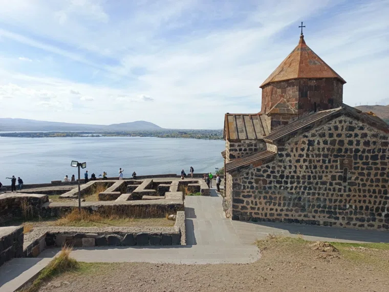 В поездке стоит обязательно посетить озеро Севан