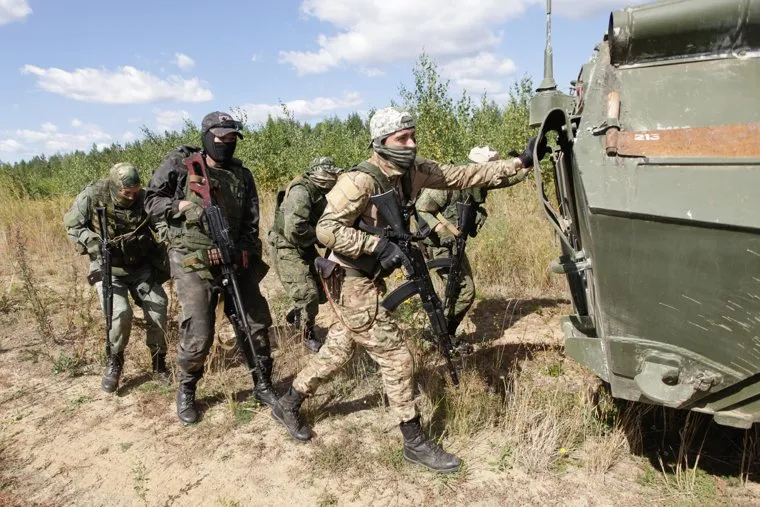 Тренировка добровольцев перед отправкой в Украину. Свердловская область