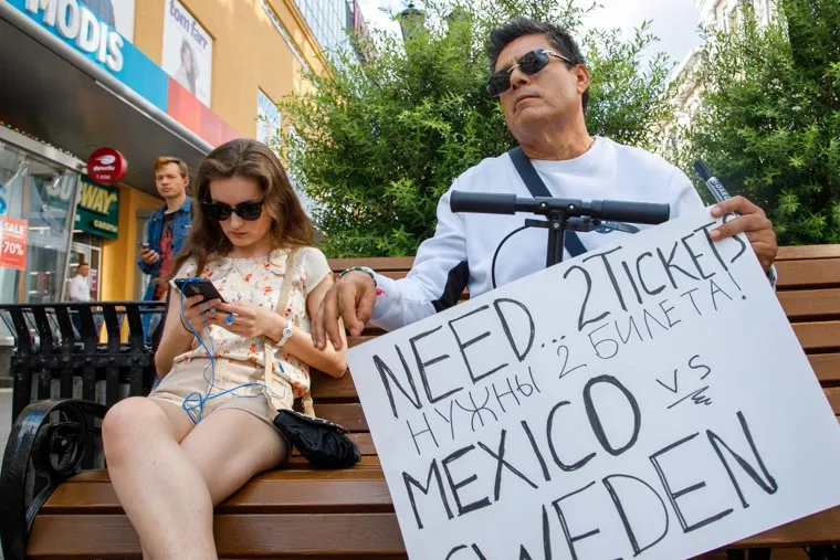 Болельщики сборных Мексики и Швеции. Екатеринбург, плакат, билеты чм-2018