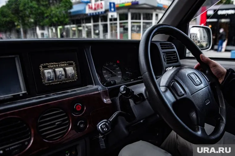 После поездки автомобиль бросили на лесной дороге