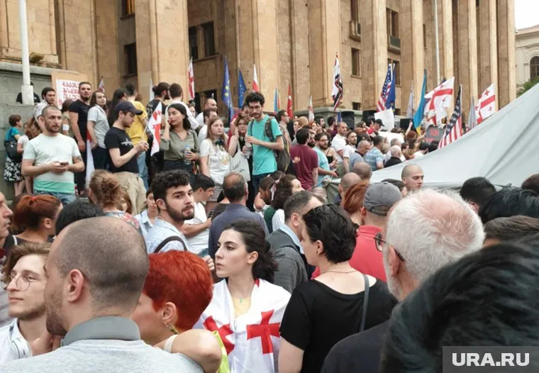 Протестующие пытаются прорваться в здание парламента