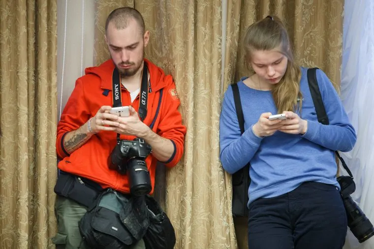 Пресс-конференция Игоря Холманских. Екатеринбург, фотографы, скука, соцсети, сотовые, гаджеты, булатов алексей, майорова анна, переписка, мобильные телефоны, зависимость