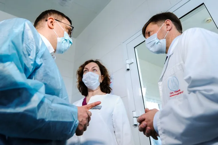 Поездка Алексея Текслера в ОКБ-2 для проверки готовности к пандемии. Челябинск