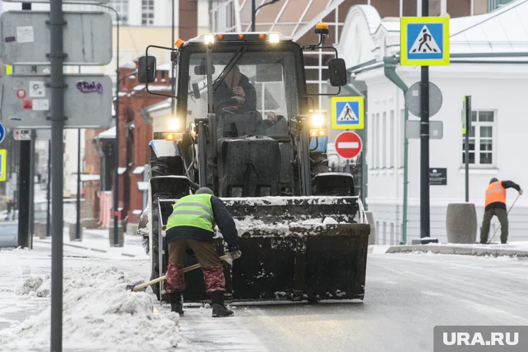На улицы Екатеринбурга вышли тракторы для уборки снега