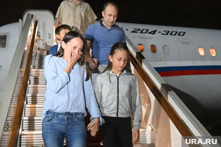 Анна Дульцева расплакалась по возвращении в РФ