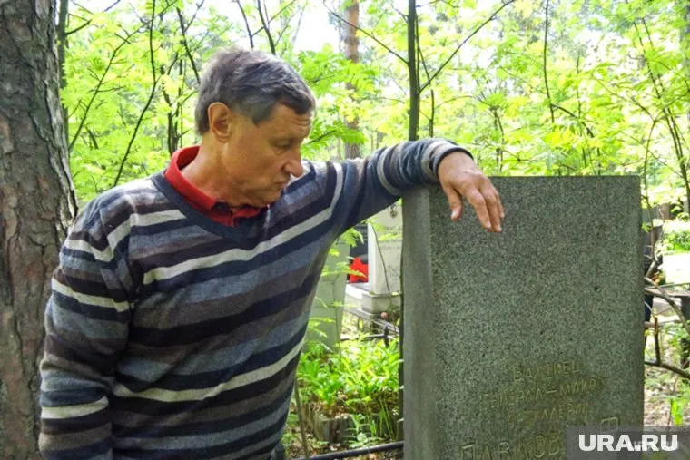 Константин Павлов у могилы деда