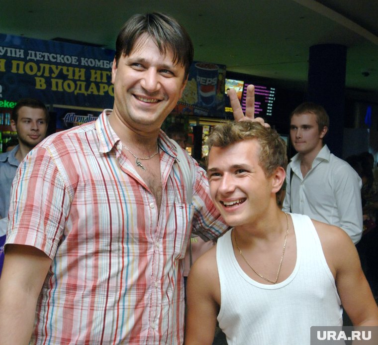 Балапан еркектің анусын жалайды, оның мүшесін сорады