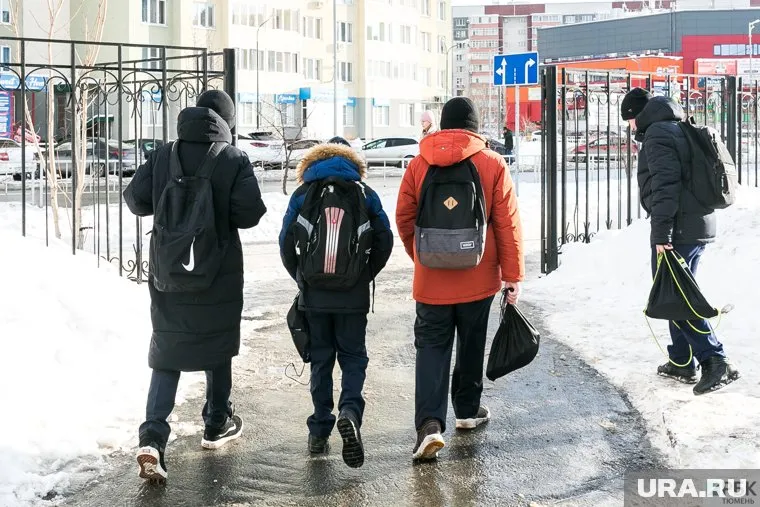 В сети появилось видео, где подростки ломают детскую площадку. (архивное фото)