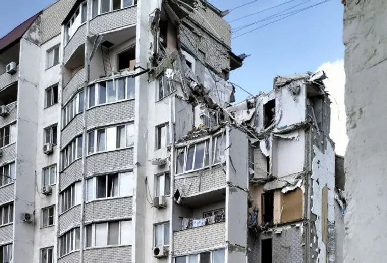В Саратове в подъезде жилого дома произошел взрыв, пострадало несколько квартир