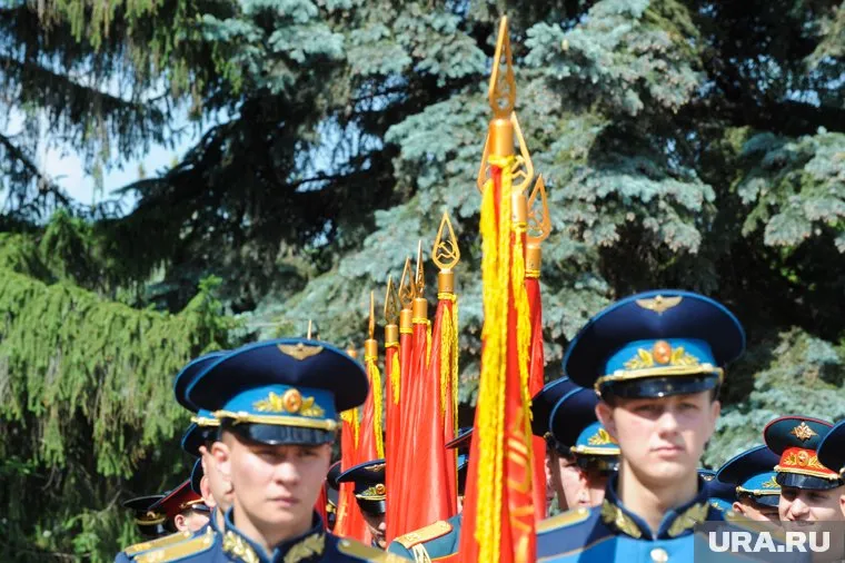В Челябинске праздничные мероприятия 12 июня начались у мемориала «Вечный огонь»