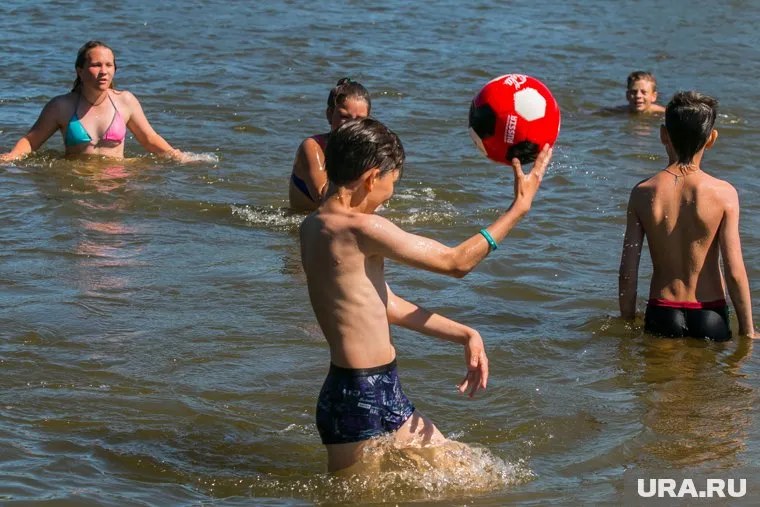 Дети на озере отдыхают бесплатно